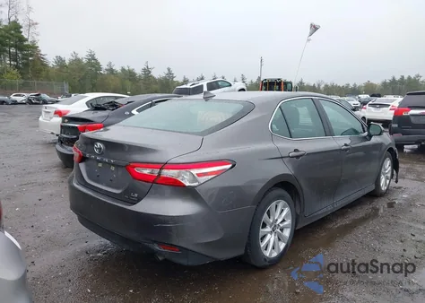2020 Toyota Camry Le z USA, uszkodzony, nr VIN 4T1C11AK9LU996830